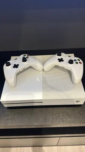 Xbox One S 1TB + 2 Controles + GTA 5