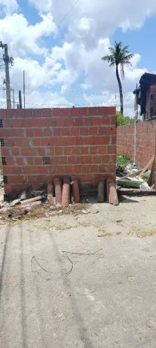 Terreno com a casa em andamento 