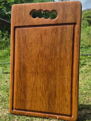 Tábua de Churrasco em Muiracatiara Madeira Nobre Premium. Medidas: 45cm × 30cm