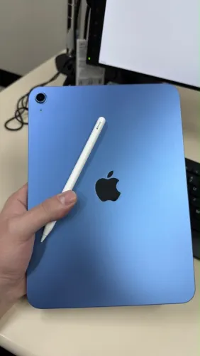 Vendo iPad A16, de 11ª geração, na cor azul
