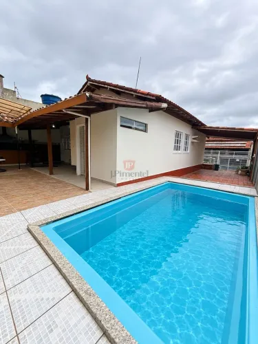 Casa com quintal e piscina para locação em Manoel Plaza (não é condomínio)