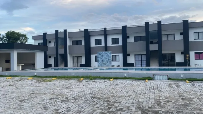 Apartamento em condomínio, com piscina, na Coroa Vermelha poucos metros da praia