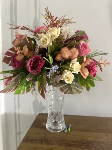 Arranjo vaso de cristal com flores 