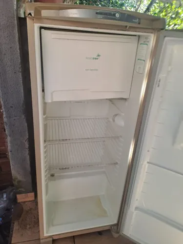 Geladeira frost free pequena Consul 