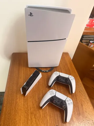 PlayStation 5 Slim 1TB + 01 Controle Extra + Suporte de Carregamento Original