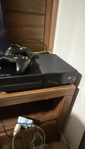 Xbox one com 1 controle e cabos