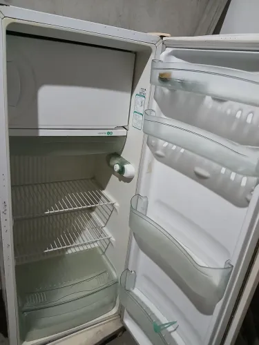 Vende_ se uma geladeira