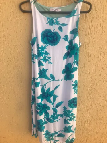 Vestido Branco Com Estampa De Flores Azul E Verde Quo Vadis