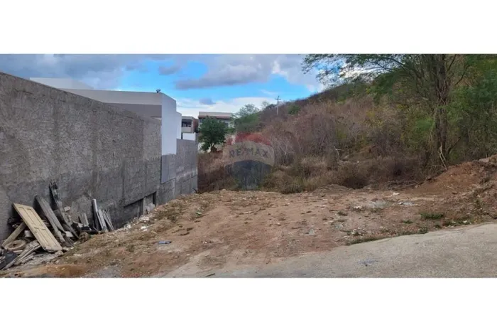 Terreno em Jequié: Localização Privilegiada e Ótima Oferta!