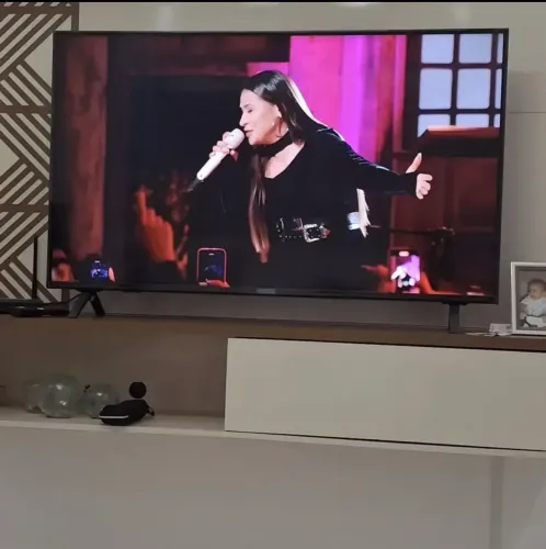 TV LG 43 Polegadas ainda na garantia e com plásticos na lateral