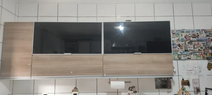 armário de cozinha com portas em vidro