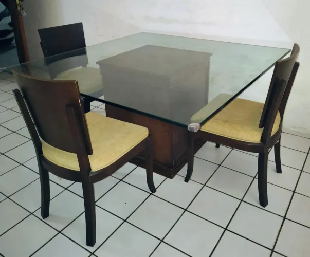 Mesa de vidro com cadeiras
