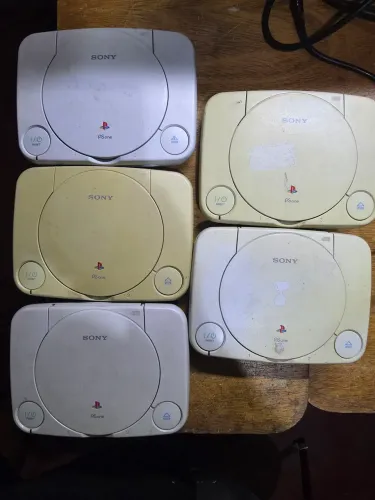 Raridade em Lote: 5 Consoles PSone (Slim) com Defeito - Ideal para Peças ou Reparo