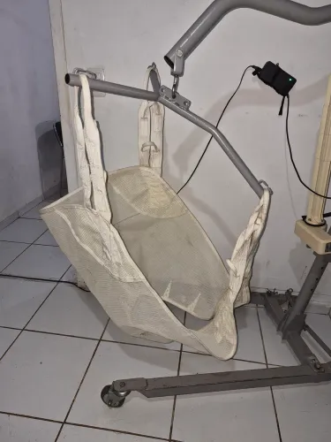 Guindaste para acamado elétrico recarregável suporta até 90 kilos 