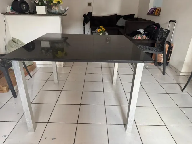 Mesa de mármore original com base de alumínio