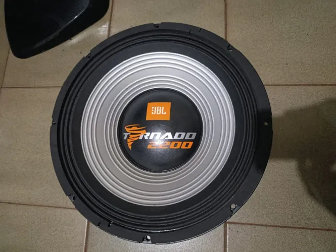 JBL TORNADO 2200 15"