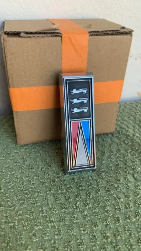 Emblema grade Maverick 77