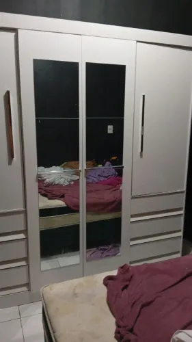 Guarda roupa branco 6 gavetas 2 portas de entrada e uma porta no meio espaçosa 