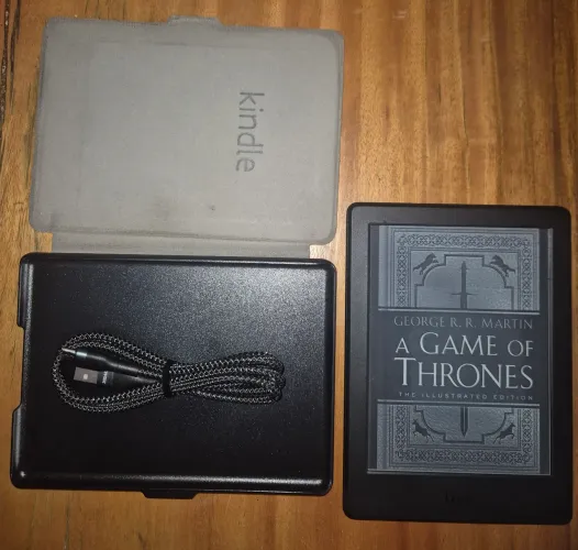 Kindle Geração 8 Ótimo Estado. Usado so na capinha. Acompanha capa e cabo