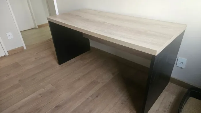 Mesa em L com gaveteiro para escritório