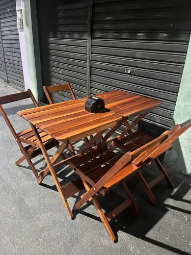 Jogo de mesa de madeira