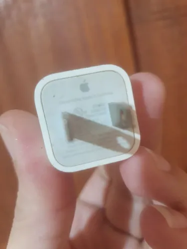 Carregador de parede USB original da Apple de 5W, modelo A1385.