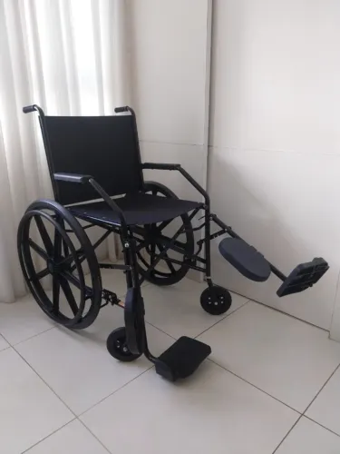 CADEIRA DE RODAS COM ELEVAÇÃO DE PERNAS