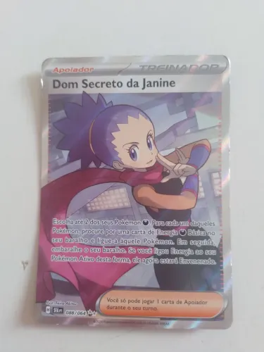 Carta Pokémon Dom Secreto da Janine 088/064 - Fábulas Nebulosas