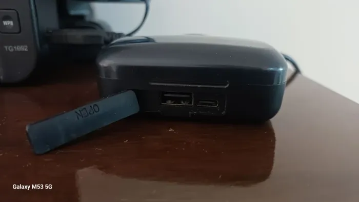 Fone TWS (True Wireless Stereo) display LED M10.