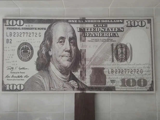 Quadro decorativo de 100 dólares 