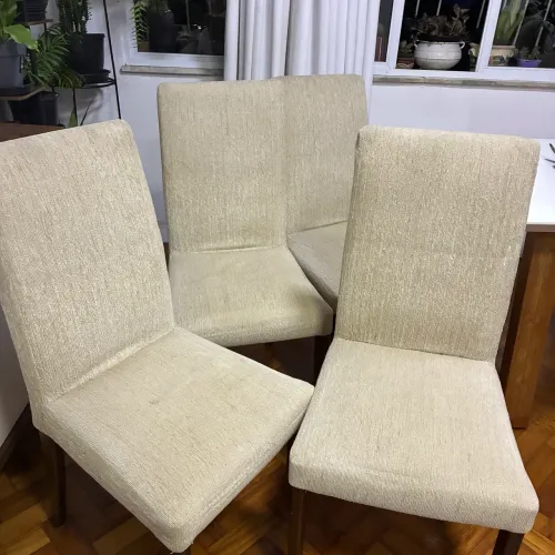Quatro cadeiras confortáveis e bonitas