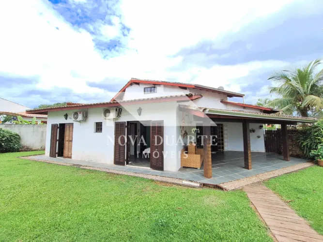 Vende-se Casa com Piscina e Edícula em 2 Terrenos, Próxima à Praia do Capricórnio