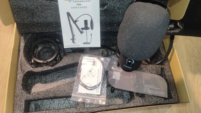 Microfone Condensador Fifine T669 USB + Tripé de Mesa + Pop Filter + Caixa