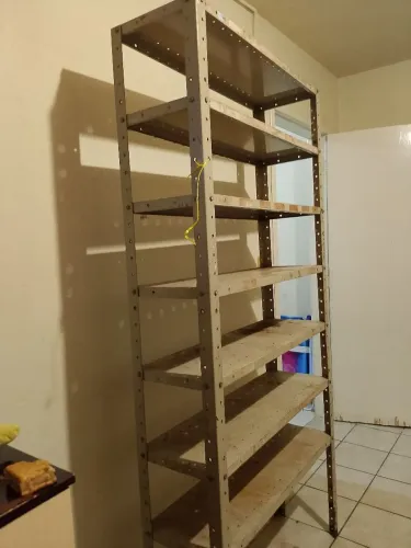 Vendo prateleira em aço valor 100$ não  entrego