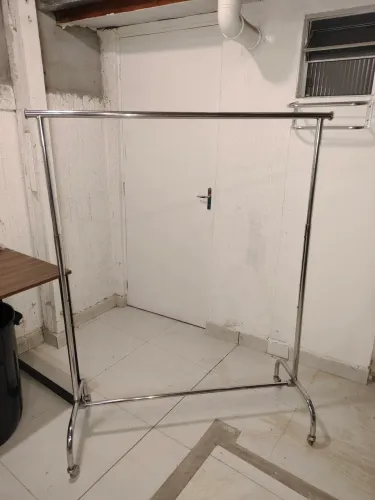 Vendo Arara expositora Cromada Altura Ajustável Articulada com rodas