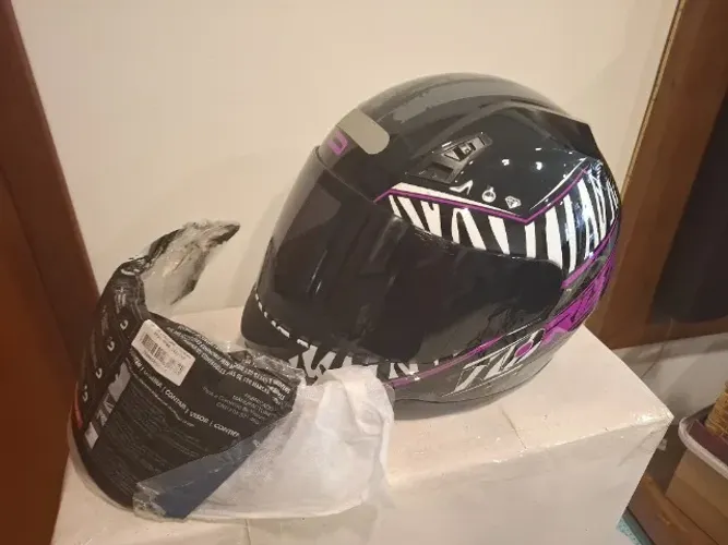 Capacete Norisk feminino, ideal para uso urbano e estrada Acompanha viseira extra.