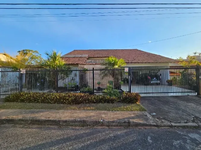 Casa ampla no Lago Sul - SHIS QI 27