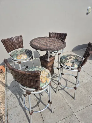 Vendo mesa de bistrô com 4 cadeiras