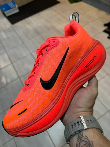 Tênis NIKE VOMERO PLUS linha premium
