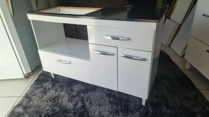 Balcão pra cooktop 5 bocas bem firme com marcas de uso medindo 1,37 x 0,50 x 0,90 altura