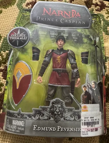 boneco colecionável personagem Edmundo Pevensie - filme As Crônicas de Nárnia