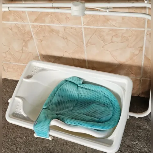 Banheira com suporte e rede de proteção 