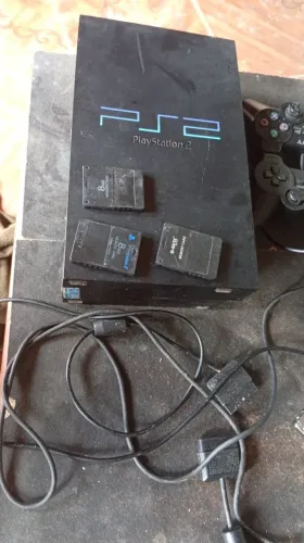 PlayStation 2 Fat SCPH-30001 + HD 80GB + 3 Memory Cards + 2 Controles