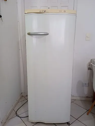 Geladeira usada RE 28 Super 240 Litros