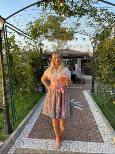Traje típico feminino rosa