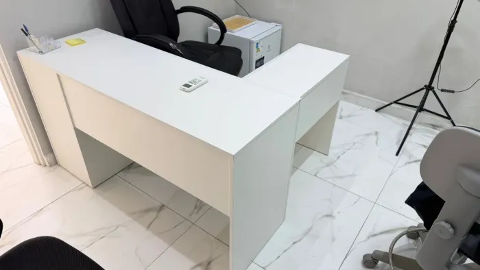 Linda mesa para escritório com gaveteiro