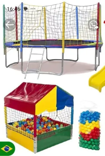 Cama elástica e piscina de bolinhas