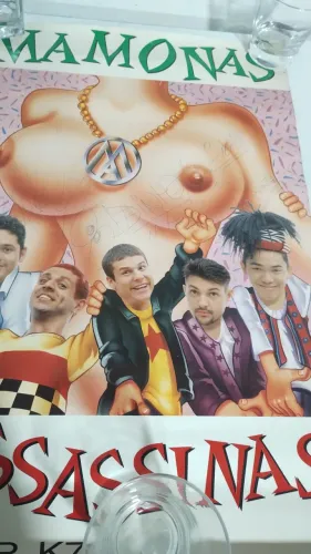 Poster com autógrafos de todos os integrantes.