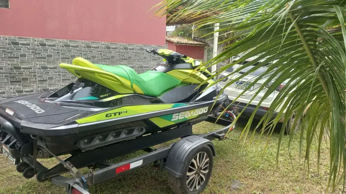 JET SKI SEADOO GTI SE 155 HP , 110 HORAS , COM CARRETINHA ENPLACADA .