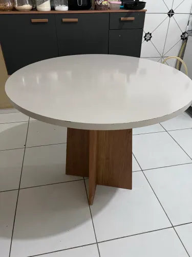 Mesa redonda de madeira